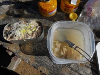 《新規募集のお知らせ》
.
😋 募集開始 😋
.
1月31日(土) 
山ごはんクッキング🍳
蕨山からさわらびの湯へ
〜あったかパスタ作りにチャレンジ🍝♪
.
みなさんこんにちは！😊
温かいごはんが沁みる季節ですね🍲
.
さて、今年1月 新年山行で開催した
山ごはんクッキング企画🧑‍🍳が
ご好評につきカムバックです！！
.
今回はパスタ作りにチャレンジ🍝♪
茹で汁を捨てずムラなく美味しく山で
パスタを茹でるコツを伝授します🎓✨
数量限定､無料の調理器具ﾚﾝﾀﾙも！🍳
.
余裕があれば、プチオードブル＆
ノンアルコール飲料で
オシャレに乾杯タイム🥂もあるかも⁉️
ゆったりとした山時間を堪能できる
女性に大人気の企画です✌️
もちろん男性のご参加も大歓迎😆
.
美味しいあったかパスタを堪能したら
さわらびの湯♨️に向かって下山🥾
お風呂でほっこり温まりましょう🙌
（入浴は希望者のみ・実費ご負担）
.
公式アプリ📲「その他目玉企画」にて
先行詳細案内＆お申込み受付中！
.
***************
◇ 集合場所・時刻
　西武池袋線 飯能駅 改札口 8:10

◇歩程
　歩行時間：約6時間
　歩行距離合計：約9.4km
　累計標高差：上り903m／下り976m

◇ガイド
　田口直己（プタリピーク運営責任者）

◇ガイド料
　ゲスト・一般：11,000円（税込）
　会　員 ：10,000円（税込）
***************
.
ご参加を心よりお待ちしています😌
詳細はプタリピークアプリからご確認ください。
.
写真は今年1月 新年山行の様子です。

#登山 #登山初心者 #山ごはん #自然界隈 #トレッキング