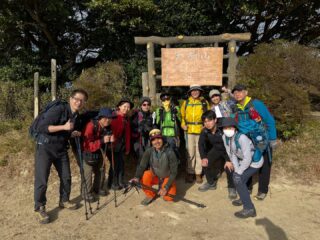 【開催レポ】
11月29日（土）／12月2日（火）／12月7日(日)
槍ヶ岳ステップアップコース
開催しました！

いよいよ槍ヶ岳SUC 5期生が始動しました！
第1回に選んだ山は神奈川にある大楠山です。
山というより丘のような山です。

今回は、登山に必要な装備と選び方をレクチャーしました。

海の見える公園から幹線道路を通って、
ようやく大楠山に。
なかなか変化に富んでいます。

タイワンリス(特定外来種)もたくさん見ました。

大楠山からは海越しに富士山が見えるのですが、
3回目で拝すことができました😊

これからみなさんの挑戦を
精一杯サポートさせていただきます！

やっぱり海もいいなぁ…

◇ガイド
田口直己(記)
↑埼玉県人w

#槍ヶ岳ステップアップコース #槍ヶ岳 #putalipeak #プタリピーク #登山