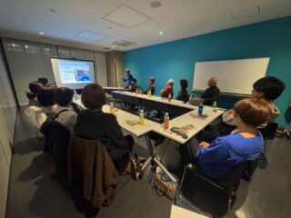 【開催レポ】
12月14日(日)
プタリピーク
代表 田口  アイランドピーク登頂報告会&忘年会

1部会 アイランドピーク（6,189m）登頂報告会
2部会 忘年会
開催いたしました。

報告会の会場は
戸田市上戸田地域交流センター

代表の田口からは

・2度の失敗と味わった挫折感
・高度順応の大切さ
・そして、3度目の挑戦で辿り着いた山頂
・次なる挑戦と決意

たくさんの美しい写真と動画を
紹介していました。

みなさんにとって
次のチャレンジを考えるきっかけになったなら、
開催冥利に尽きる思いです。

2部会は
代表 田口の行きつけのお店
戸田にある「ガーリック」にて開催しました。

毎年恒例の
豪華景品があたる抽選会もあり
和やかな雰囲気のなか
終えることができました。

ご参加いただいた皆さま
ありがとうございました。

スタッフより

#海外登山 #putalipeak #アイランドピーク #登山記me