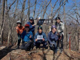 【開催レポ】
3/21（土）
剱岳ステップアップコース⑥
根本山

アドベンチャー感満載の登拝路を登り詰めました。

江戸時代には関東一円から
根本神社の気にあやかろうと、
ガイドブックも刊行され、
多くの参拝客で賑わっていたというのだから、
にわかに信じられない。

渓谷がとても美しいです。
こんな景色を見たら昔の人たちは
ここには神様がいて、この景色を作り出したって
きっと信じたんだろうと想像します。

先人たちの影に想いを馳せた
味わい深い山行でした。

《ガイド》
田口 直己(記)

#剱岳 
#剱岳ステップアップコース 
#プタリピーク 
#putalipeak 
#サブスク登山教室