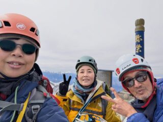 【開催レポ】
3/14-15 
レジェンドガイド 同行
八ヶ岳主峰 赤岳

昨年末から始まった雪山登山教室もついに最終回！
天気に恵まれ、チャレンジされた2名様が無事登頂🏆✨

おめでとうございます㊗️👏

そのうちのお一人は、昨年のリベンジを達成！
喜びのコメントをお寄せいただきました。
「この度は、赤岳ツアーの企画、登頂サポートを本当にありがとうございました。
谷川岳が中止になり不安な中の赤岳でしたが、谷川岳の1週間前に西穂高独標をリベンジ登頂できていたこともあり、昨年とは違う体力があり、1年越しのリベンジ、登頂できたことを心から嬉しく思っています。
本当にありがとうございました。
多賀谷さんからは筋トレしてもうちょい筋力つけなーとアドバイスいただきましたので、頑張ります！」

〈ガイド・スタッフ〉
多賀谷 治(立山ガイド協会)
齊藤泰臣(添乗)

雪山登山教室、来年もよろしくお願いいたします！

記:田口直己(プタリピーク代表)

#赤岳 
#雪山登山 
#雪山登山教室 
#putalipeak 
#サブスク会員募集中